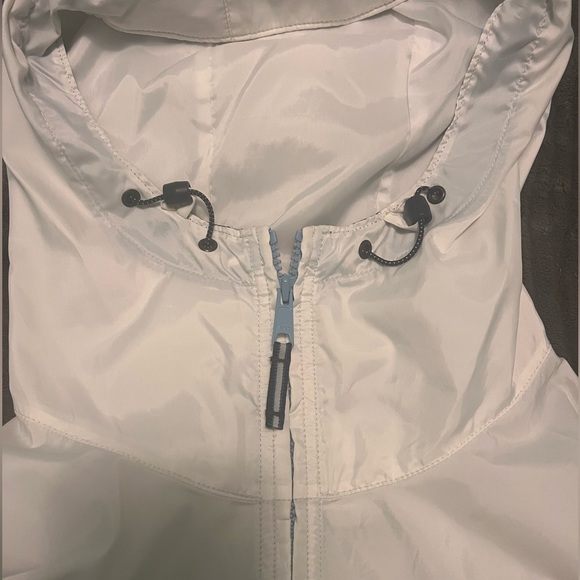 Men’s Packable Windbreaker with Adjustable Hem - Picture 5 of 9